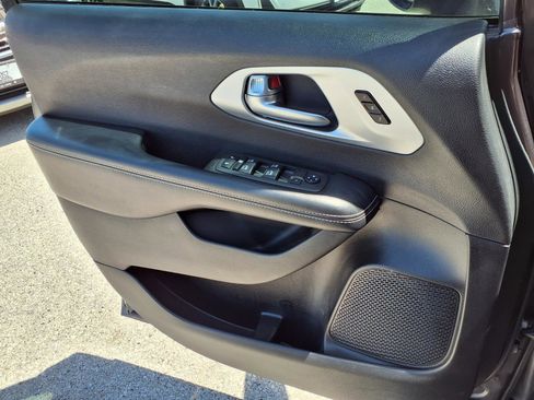 Used 2020 Chrysler Pacifica Touring-L Plus w/ S Appearance Package FWD image 18