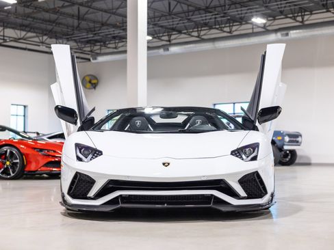 Used 2019 Lamborghini Aventador S image 2