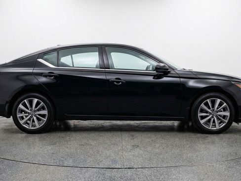 Used 2025 Nissan Altima 2.5 SV FWD image 11