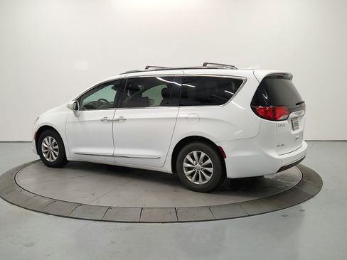 Used 2019 Chrysler Pacifica Touring-L FWD image 6
