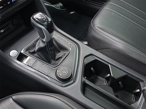 Used 2022 Volkswagen Tiguan SE R-Line image 27