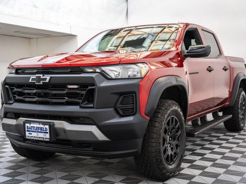 Used 2024 Chevrolet Colorado Trail Boss w/ Technology Package AWD/4WD image 3