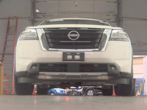 Used 2023 Nissan Pathfinder SL w/ SL Premium Package AWD/4WD image 3