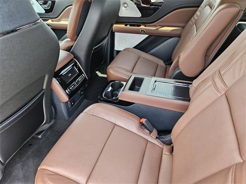 New 2025 Lincoln Aviator Reserve w/ Luxury Package image 28