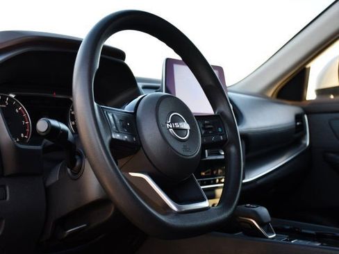 Used 2023 Nissan Rogue SV image 11