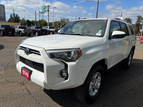 Used 2022 Toyota 4Runner SR5 AWD/4WD image 4