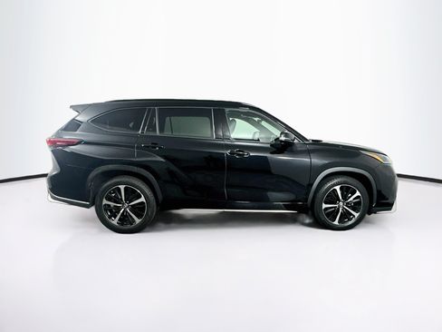 Used 2022 Toyota Highlander XSE FWD image 10