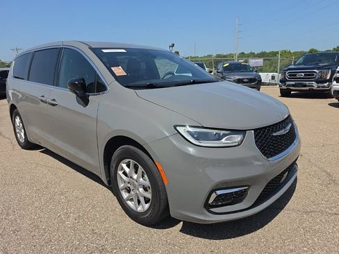 Used 2025 Chrysler Pacifica Select FWD image 1