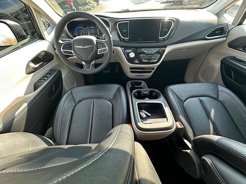 Used 2024 Chrysler Pacifica Touring-L FWD image 18