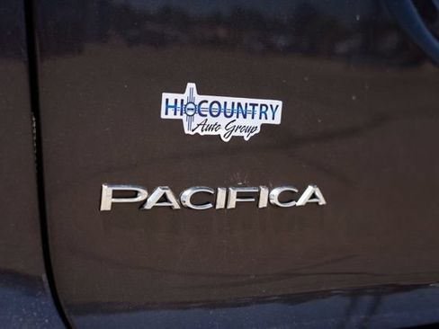 Used 2023 Chrysler Pacifica Touring-L FWD image 10