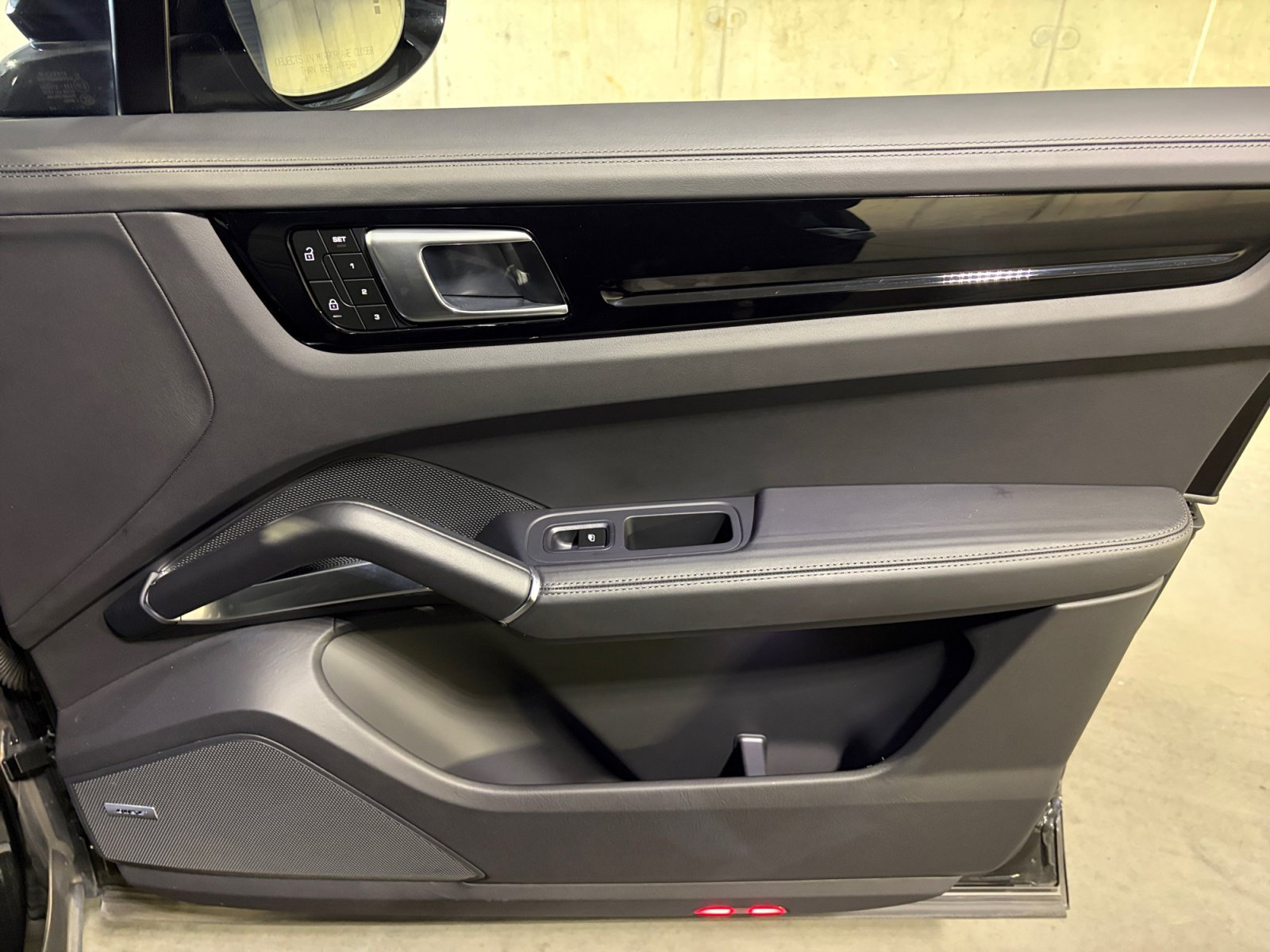 Certified 2023 Porsche Cayenne Turbo AWD/4WD image 24