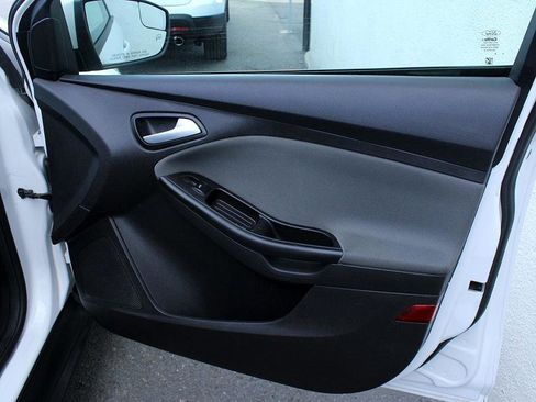 Used 2013 Ford Focus SE w/ SE Winter Pkg image 19