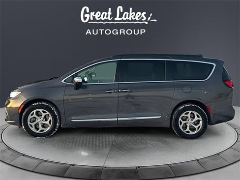 Used 2023 Chrysler Pacifica Limited image 2