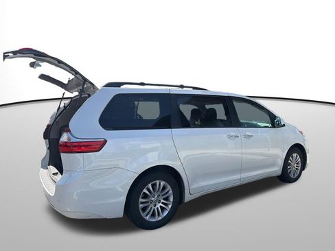 Used 2017 Toyota Sienna XLE Premium image 16