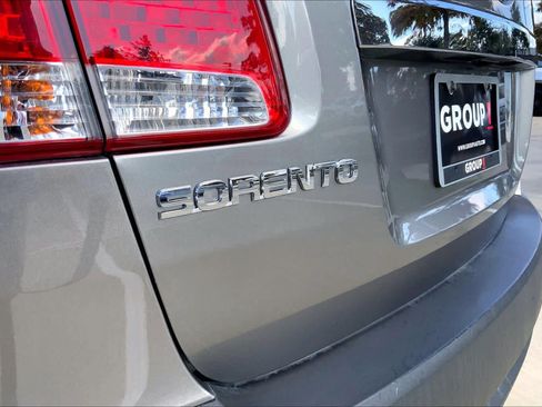 Used 2011 Kia Sorento LX image 9