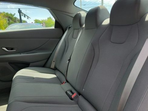 Certified 2025 Hyundai Elantra SE FWD image 9