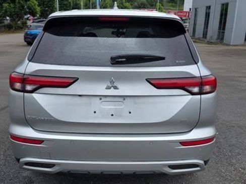 Used 2023 Mitsubishi Outlander SE AWD/4WD image 3