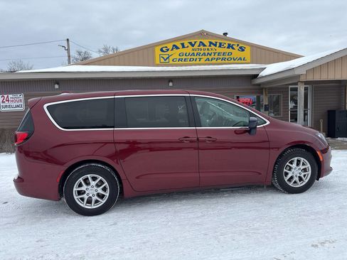 Used 2017 Chrysler Pacifica Touring image 4