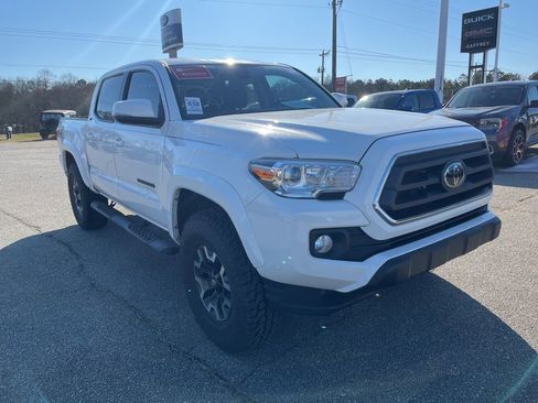 Used 2023 Toyota Tacoma SR5 w/ Technology Package image 3