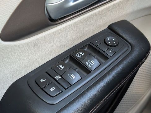 Used 2017 Chrysler Pacifica Touring-L w/ Tire & Wheel Group image 16