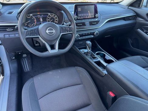 Used 2023 Nissan Altima 2.5 SV image 2
