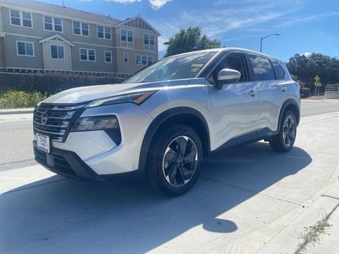 Used 2024 Nissan Rogue SV image 3