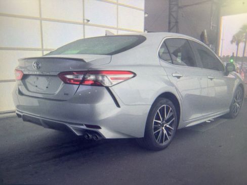 Used 2019 Toyota Camry SE FWD image 2