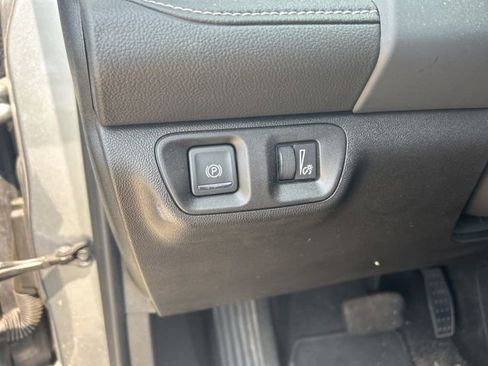 Used 2023 GMC Acadia SLE image 25