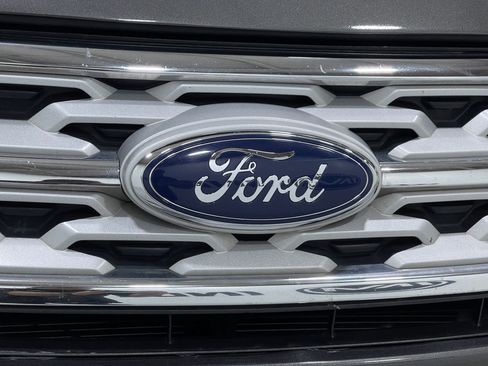 Used 2019 Ford Explorer XLT w/ Equipment Group 202A AWD/4WD image 38
