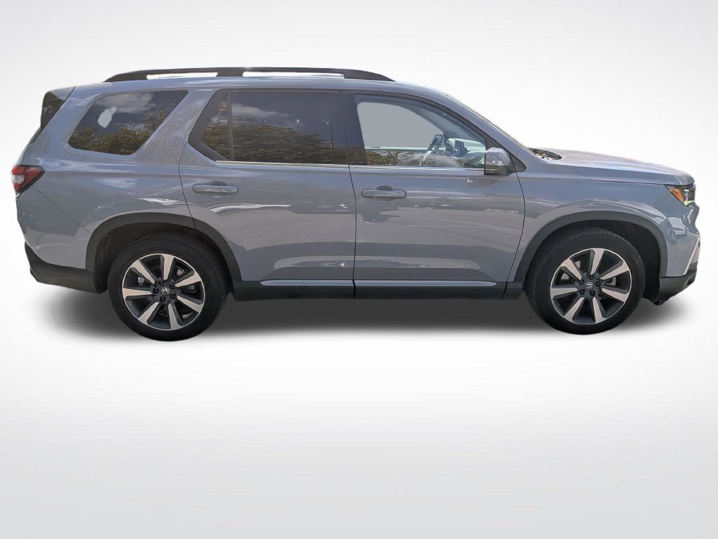 Used 2025 Honda Pilot Touring image 2