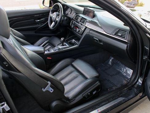 Used 2015 BMW M4 Convertible image 29