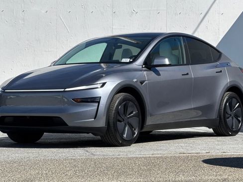 Used 2026 Tesla Model Y 2WD image 7