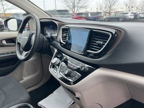 Used 2018 Chrysler Pacifica Touring Plus image 33
