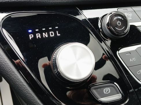 Used 2024 Chrysler Pacifica Premium image 11