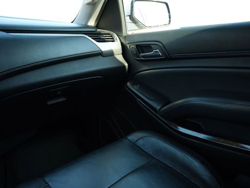 Used 2016 Chevrolet Suburban LT image 8