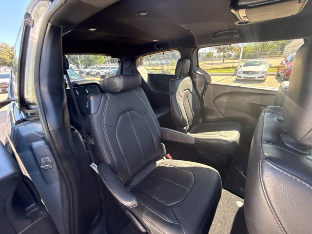 Used 2020 Chrysler Pacifica Touring-L w/ S Appearance Package FWD image 7