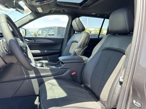 New 2025 Jeep Grand Cherokee Altitude image 18