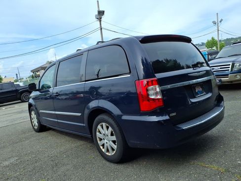 Used 2014 Chrysler Town & Country Touring FWD image 4