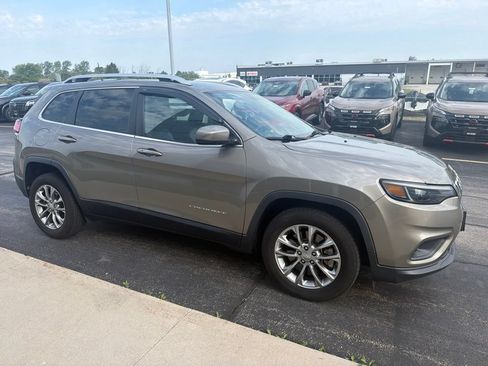 Used 2019 Jeep Cherokee Latitude Plus w/ Comfort/Convenience Group FWD image 4