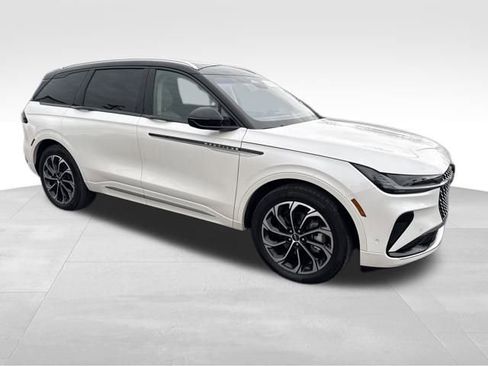 Certified 2024 Lincoln Nautilus Reserve w/ Equipment Group 202A image 11