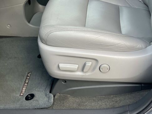 Used 2017 Toyota Sienna XLE w/ XLE Navigation Package image 18