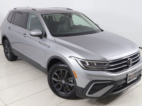 Used 2022 Volkswagen Tiguan SE w/ Panoramic Sunroof Package image 18