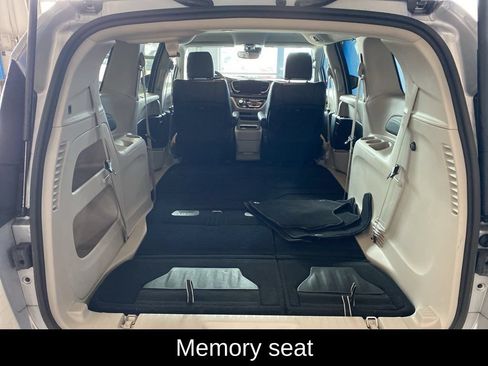 Used 2023 Chrysler Pacifica Touring-L FWD image 18