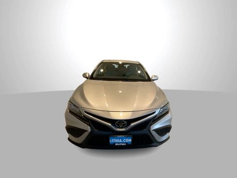 Used 2022 Toyota Camry SE image 3