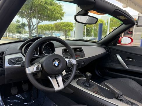 Used 2005 BMW Z4 2.5i image 10