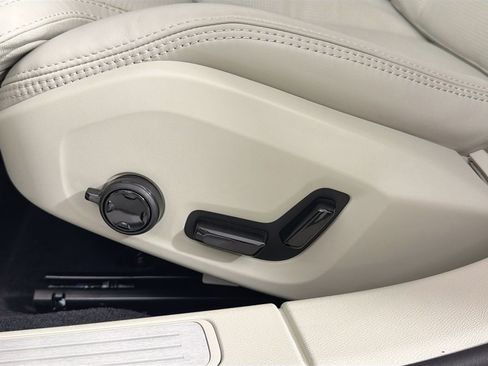 New 2026 Volvo V60 B5 Cross Country Ultra w/ Protection Package Premier image 19