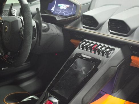 Used 2024 Lamborghini Huracan EVO image 20