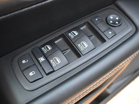 Used 2025 Chrysler Pacifica Select image 23