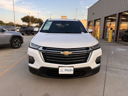 Used 2023 Chevrolet Traverse LT FWD image 3