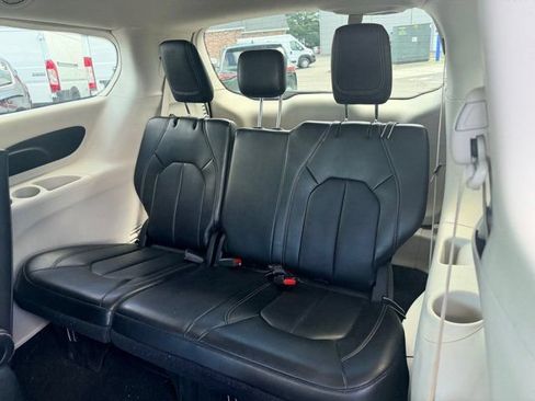 Used 2024 Chrysler Pacifica Limited FWD image 14